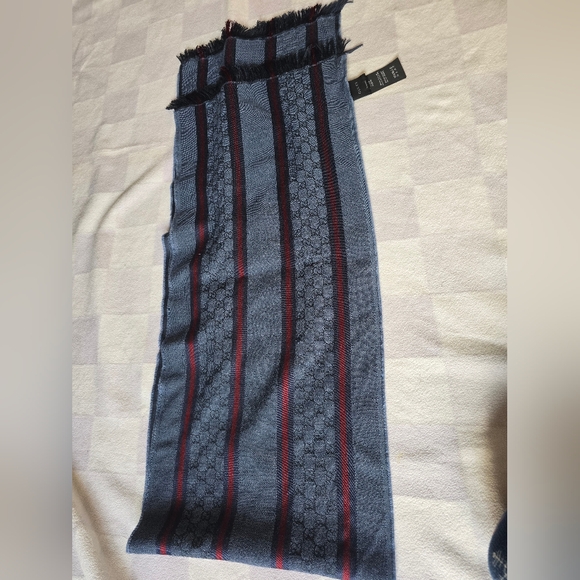 Authentic Gucci Men's Scarf in Navy and Crimson - Picture 2 of 13